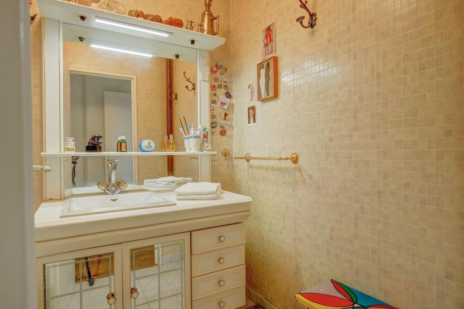 Aux Portes Des Lilas Bagnolet Exterior photo